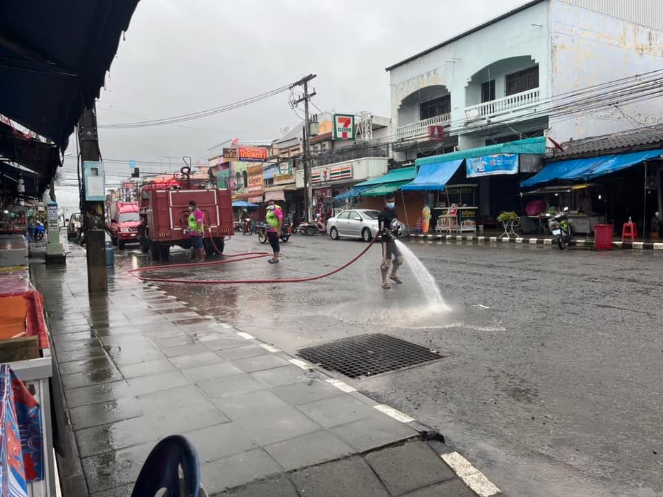 ล้างทำความสะอาดตลาดสดเทศบาลตำบลอ่าวขนอม