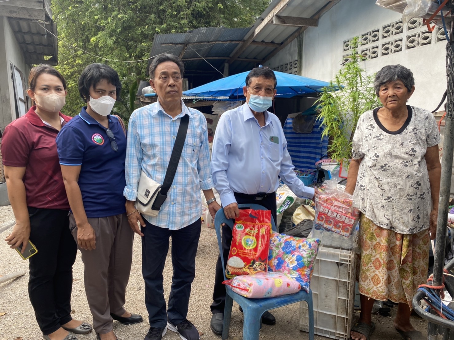 ลงพื้นที่เยี่ยมบ้านและมอบถุงยังชีพให้แก่ผู้สูงอายุ ผู้พิการ และผู้ประสบปัญหาทางสังคม 