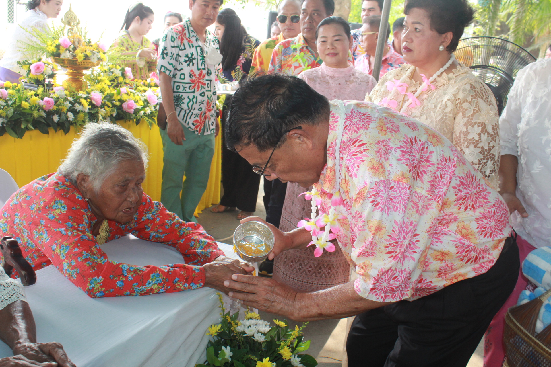 โครงการสืบสานประเพณีวันสงกรานต์ปีใหม่ไทย (รดน้ำดําหัวผู้สูงอายุ)